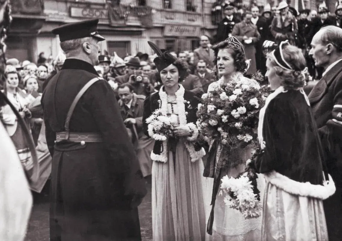 During the march into Komárom, formerly Slovak Komárno, the regent was greeted with a bouquet of flowers by three girls – Éva Kállay, Sári Kecskés, and Gizike Gögh – dressed in traditional Hungarian dress. Hungarian soldiers were greeted with similar enthusiasm and gratitude in every town and village.