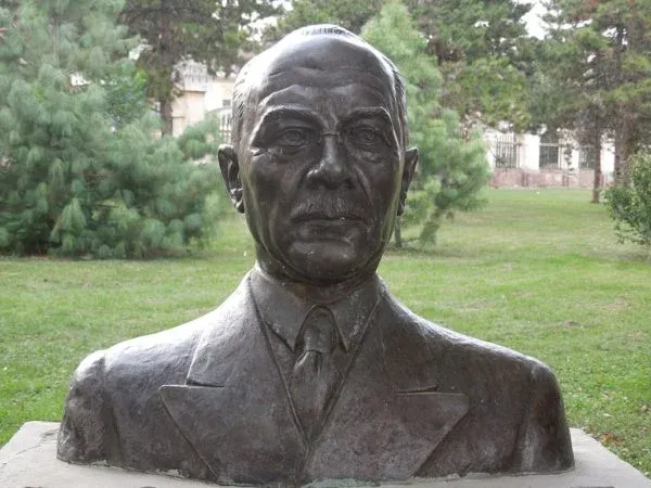 Kép: 1024px-Milan_Hodza_bust_close_up-600x450.webp