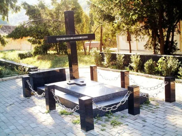 Kép: 1024px-Nicolae_Titulescu_tomb_Brasov-600x449.webp