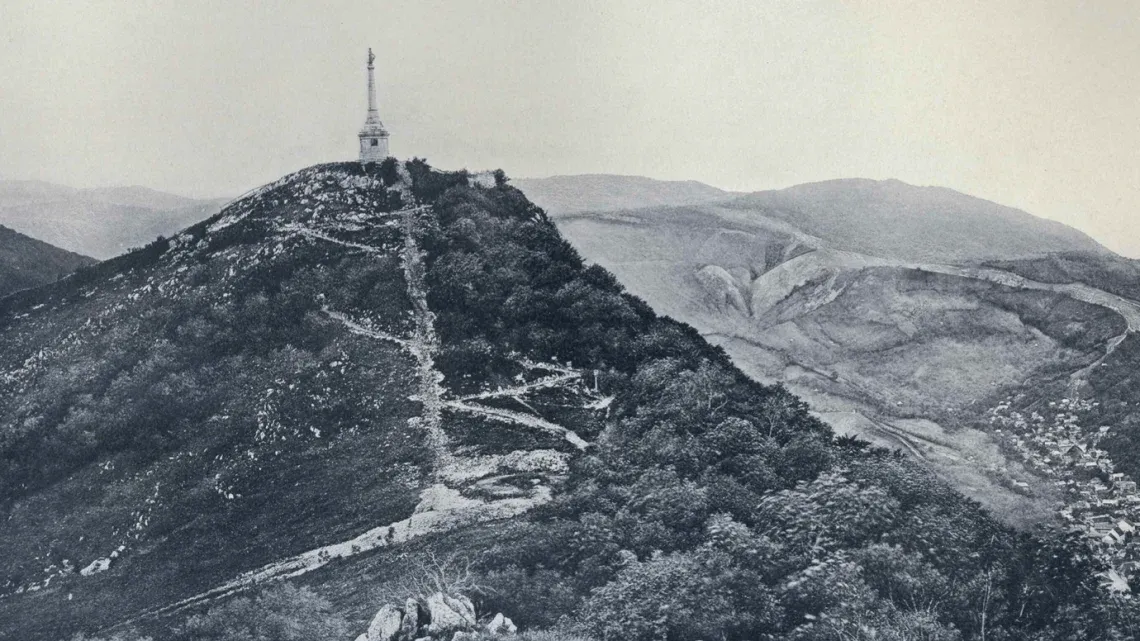 The Millennium Monument in Brassó, constructed by Gyula Jankovits and dedicated on October 18, 1896. An attempt was made to blow up the monument on September 27, 1913, but the explosion merely damaged the pedestal. However, the explosion weakened the monument enough that the upper part fell during a snowstorm in December of that same year. The remaining pedestal was knocked down by invading Romanian troops in August 1916, and now only the foundation stones remain, which presently serve as a lookout point. The head of the statue that crowned the obelisk, that of the founder of Hungary – Árpád – was transferred from the Brasov County Historical Museum to the local Hungarian Evangelical Church in 2002 and installed on the church grounds on October 15, 2017.