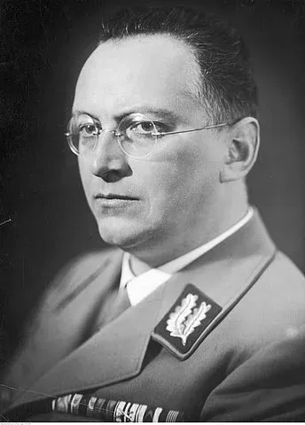 Kép: 344px-Konrad_Henlein_1898-1945.webp