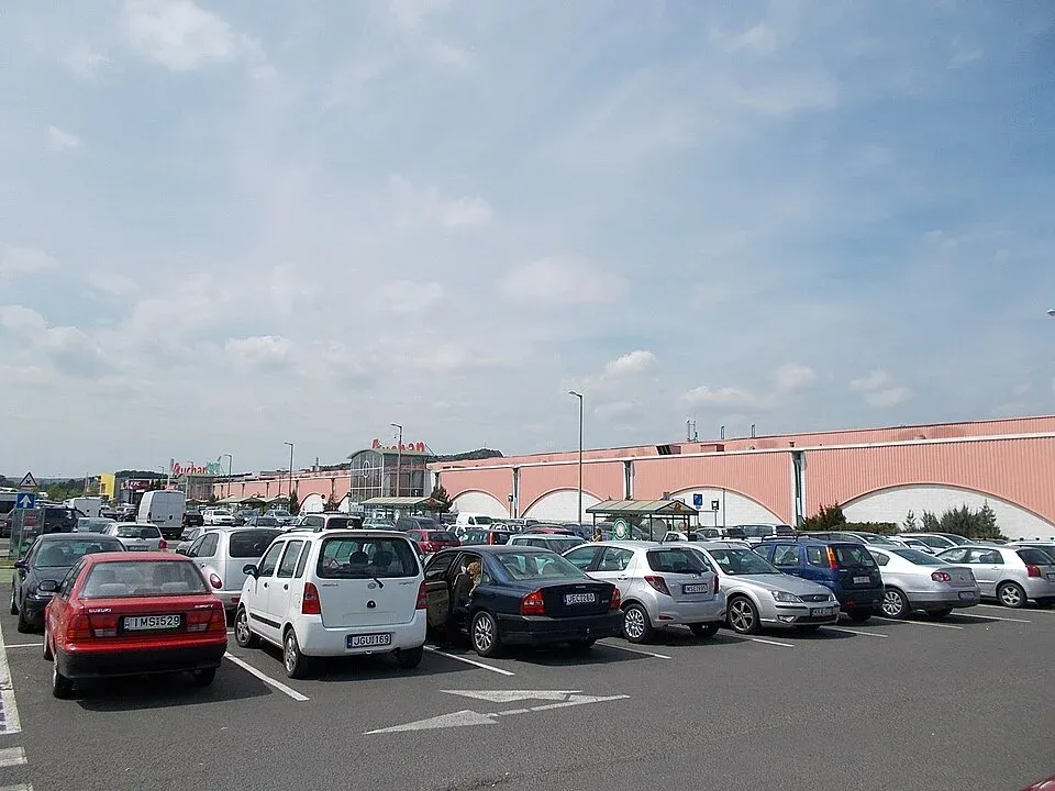 960px-Auchan_parking_area_-_Budaörs,_Sport_street_2-4.webp