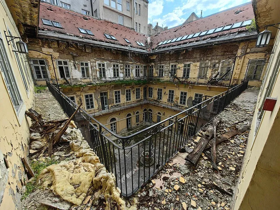 960px-Budapest,_József_nádor_tér_1A,_elhagyatott_Postabank,_11.webp