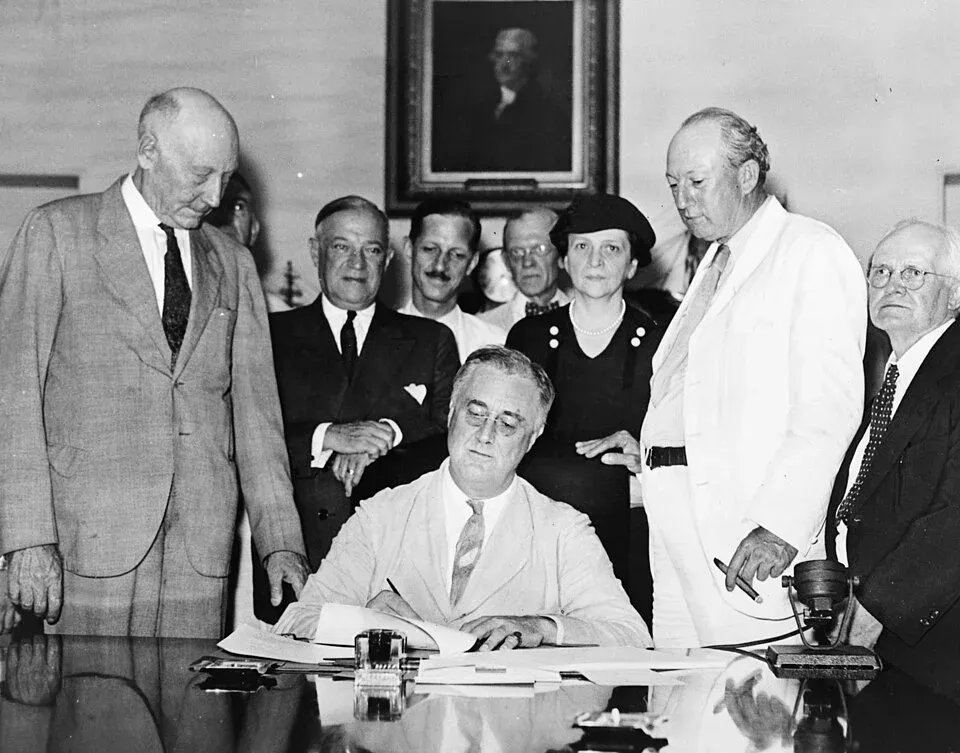960px-Signing_Of_The_Social_Security_Act.webp