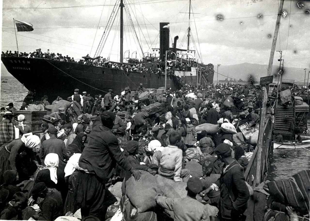 Asia_Minor_Moudania_Port_Greek_refugees_28_August_1922.webp