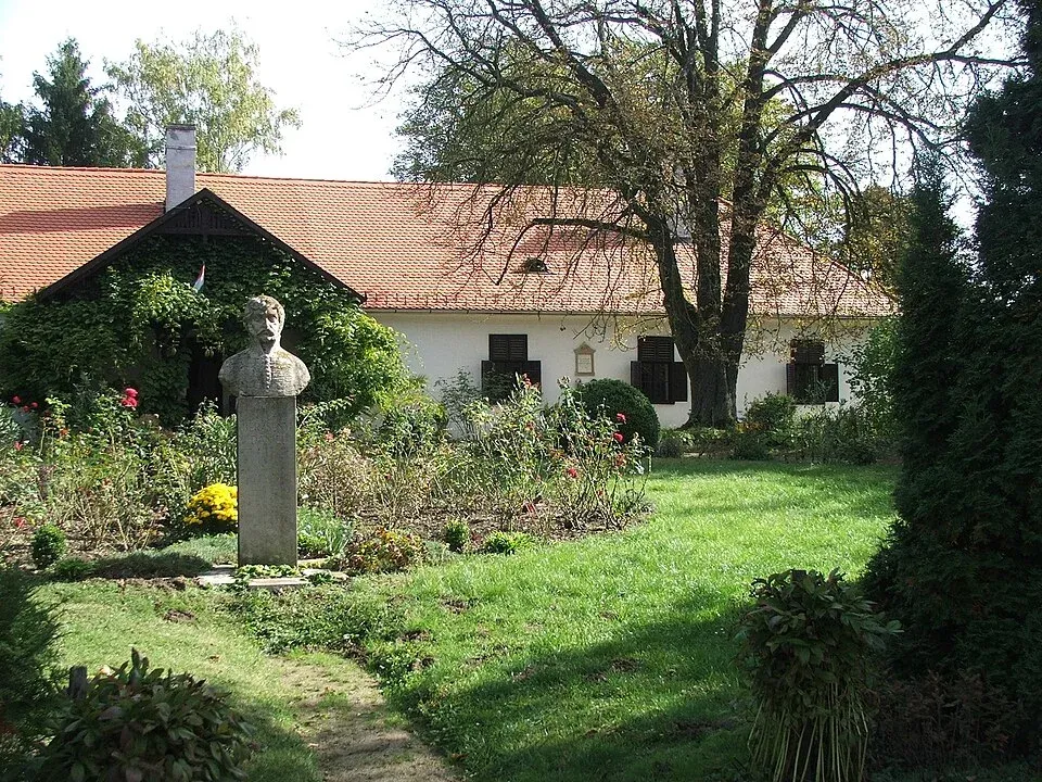 Berzsenyi-kúria_(8042._számú_műemlék).webp