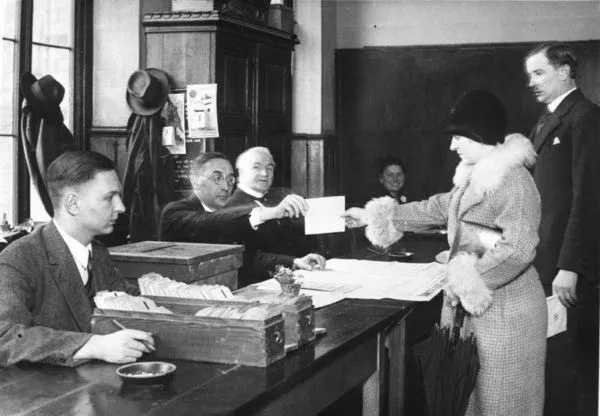 Kép: Bundesarchiv_B_145_Bild-P046280_Braunschweig_Reichstagswahl_Wahllokal-600x416.webp