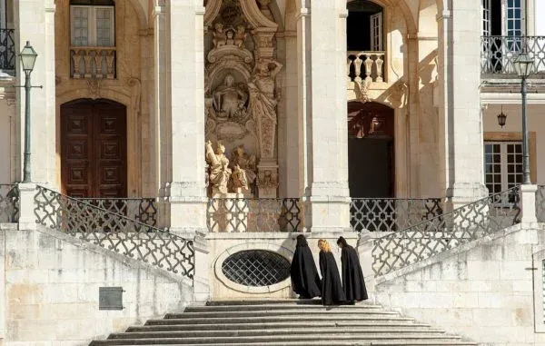 Kép: Coimbra_University_robes_burian_5588-600x381.webp