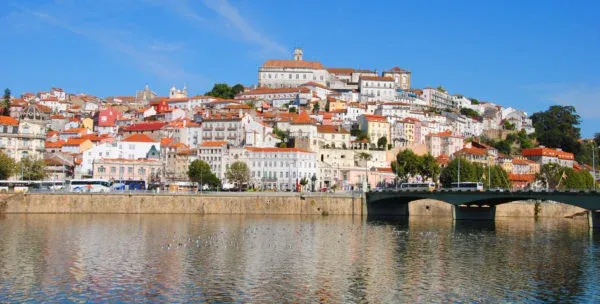 Kép: Coimbra_e_o_rio_Mondego_6167200429_cropped-600x304.webp