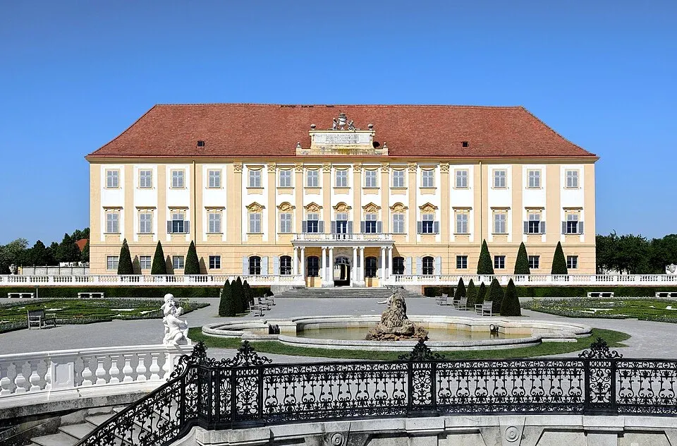 Engelhartstetten_-_Schloss_Hof_(2).JPG