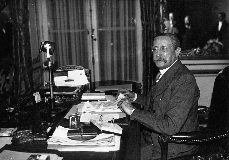 Léon-Blum-micro1936.webp
