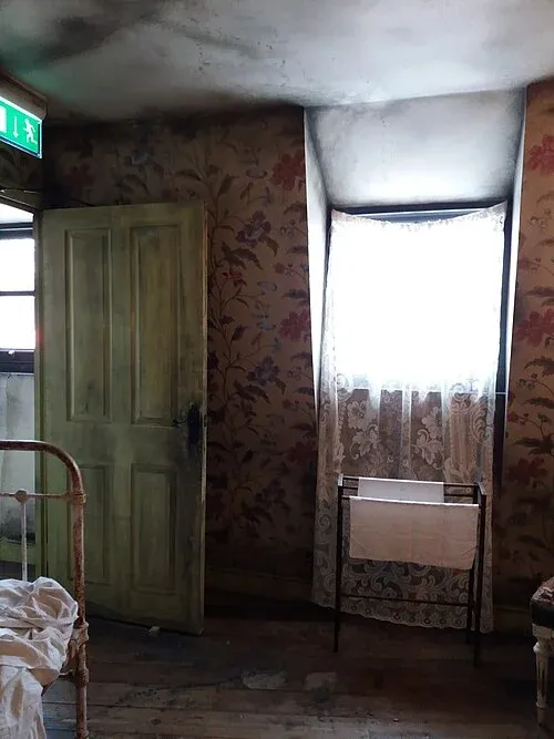 London_-_Jack_the_Ripper_Museum,_victim's_bedroom_entrance.webp