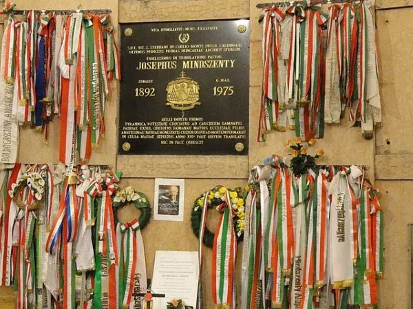 Kép: Mindszenty_Jozsef_siremleke_Esztergomban-600x450.webp
