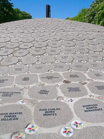 Kép: Vitoria_-_Monumento_a_las_Victimas_de_ETA_04.webp