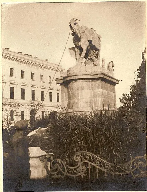 Zerstörung_des_Maria_Theresia-Denkmals_im_Oktober_1921.webp