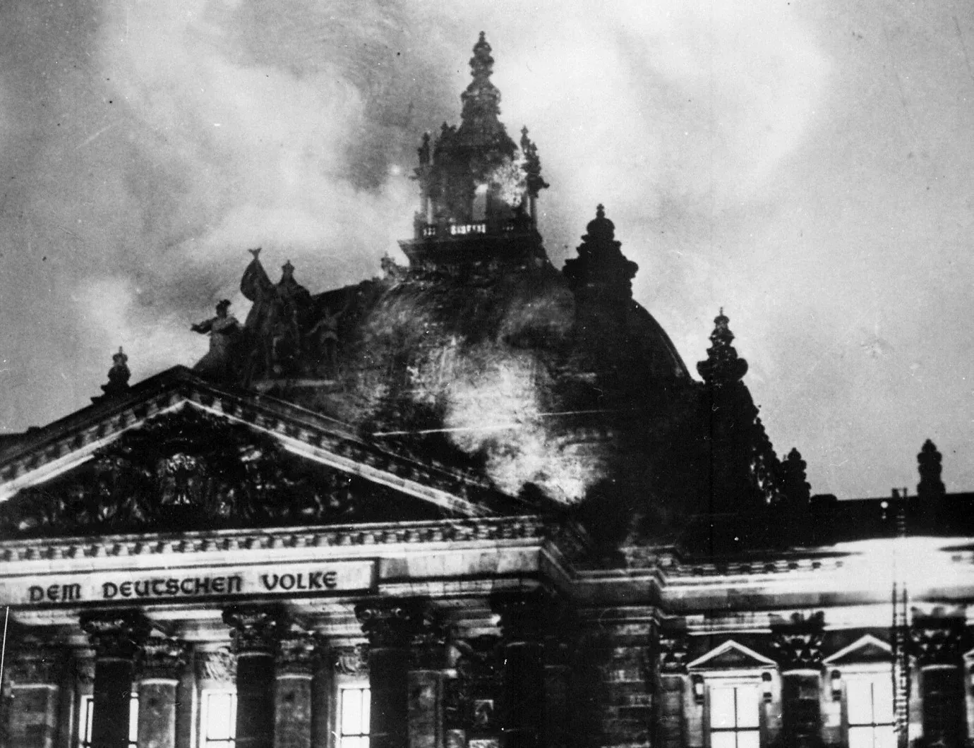 Lángokban áll a berlini Reichstag - kiemelt kép