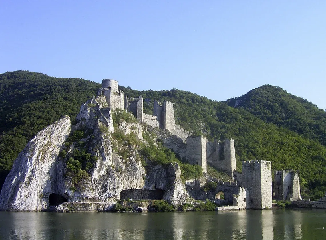 Galambóc Fortress, located on the southern bank of the Danube, played an important role in the region. It was no coincidence that King Sigismund sought to include this fortress in the Hungarian defensive system.