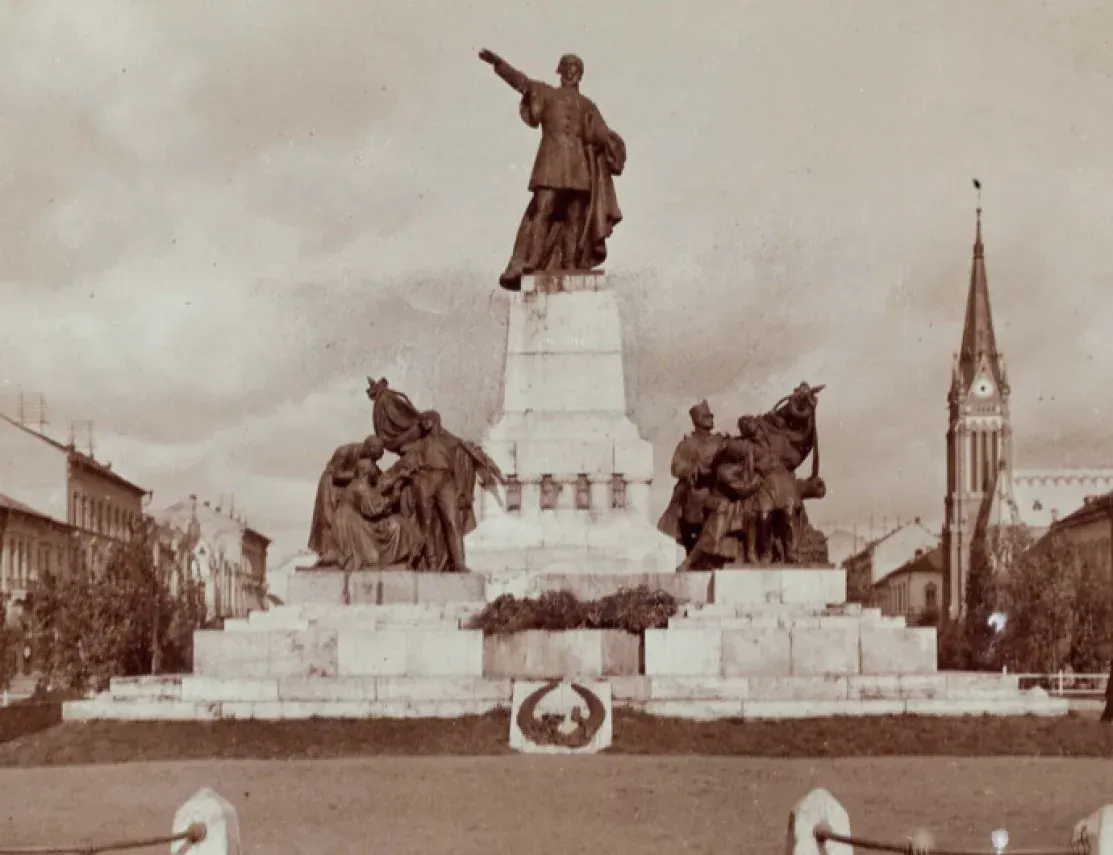 Monument to Lajos Kossuth, in Arad, designed by Ede Margó and Szigfrid Pongrácz and dedicated on September 19, 1909. On October 10, 1919, the decision was made to dismantle it, and on the morning of March 9, 1921, the side statues were removed, after which the remaining statue was boarded up. On May 30, 1925, the Romanian government issued a decree for its demolition, which began on July 27, 1925. The statue’s remains were first stored in the former riding stables and later in Arad Castle. Its fate after 1956 is unknown.